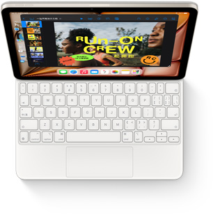 iPad Air 连接在白色妙控键盘上，以俯视视角展示设备搭配键盘的效果。