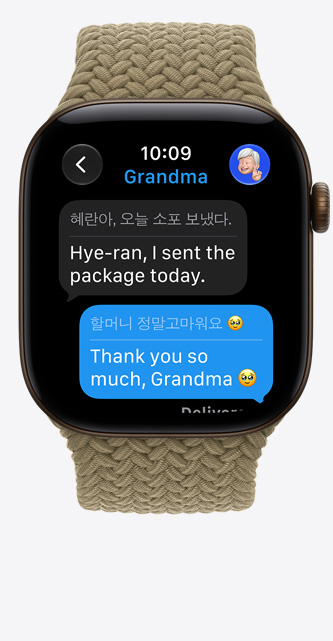Apple Watch Series 12，深古銅色鋁金屬錶殼，配搭橄欖色 (淺泥綠色) 編織單圈手環錶帶，螢幕顯示即時翻譯功能將 iMessage 訊息的語言更改為英文