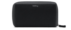 Bellroy 旅行收纳包，拉链呈闭合状态，拉链头在右侧，袋身上方中央有 Bellroy 标志。