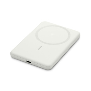 Batería externa MagGo de Anker, con puerto USB-C y botón de encendido en la parte inferior, indicadores LED de carga de un lado y anillo de carga en el centro