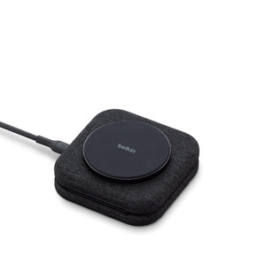 Magnetická cestovní nabíjecí podložka Belkin 2 v 1, pod ní složená nabíječka na Apple Watch, vlevo nabíjecí kabel