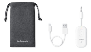 Twelve South AirFly Pro 豪华版随附旅行收纳袋、蓝牙发射器、国际航空专用转换器、USB-C 转 USB-A 充电线。