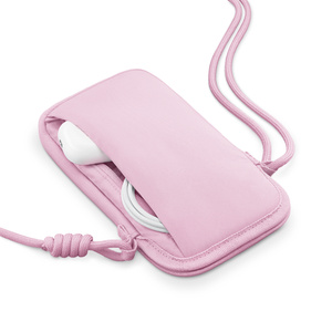 适用于 iPhone 的 Herschel Cloudform 斜挎包粉色款，背面外观，装有可调式斜纹编织肩带，翻盖下方收纳着 AirPods 充电盒与充电线。