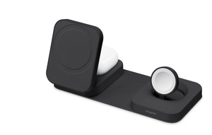 Bezdrátová cestovní nabíječka mophie Roam 3 v 1, pohled zepředu, matně černá barva, MagSafe nabíječka nalevo, bezdrátové nabíjecí pouzdro AirPodů se nabíjí za ní, nabíječka Apple Watch napravo