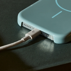 奔涌灰色 Beats USB-C 转 USB-C 编织连接线与一部 Apple iPhone 相连。