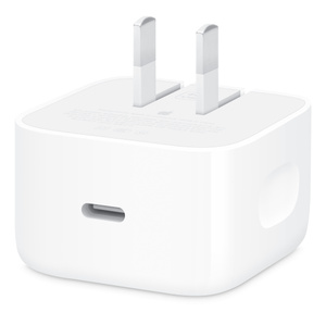 动态电源适配器，展示 USB-C 端口、插脚展开的 A 型插头、方形圆角设计和白色外观
