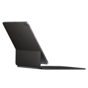 Parte posterior de un Magic Keyboard negro para el iPad Air, con un orificio para la cámara en la parte superior derecha, el logo de Apple en el centro y estructura de aluminio negro del puerto de carga USB-C que abarca la parte inferior del área de pliegue
