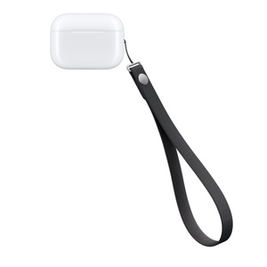黑色腕带，系于 AirPods Pro 3 充电盒的右侧。