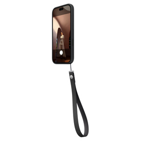 黑色腕带，系于同色系 iPhone 18 Pro 硅胶保护壳的右下角，侧面外观，保护壳包覆着整个设备外部边缘，凸起的硅胶帽保护侧边按钮，相机控制按钮与机身齐平，屏幕上显示相机 app，相机控制按钮处于启用状态。