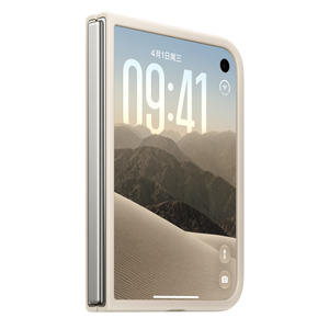 iPhone Duo 保护壳的沙砾色款 (浅小麦色系)，纵向放置，展示折叠状态下的设备外屏，保护壳包覆着整个设备外部边缘，钛金属铰链显露在外。