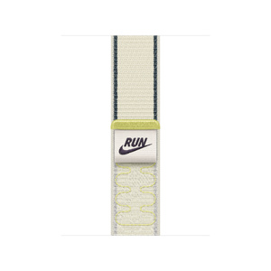 清静粉白色 Nike 回环式运动表带 (奶白色配黄色细节和浅灰色边缘，带有精致的编织图案)，展示双层精织尼龙材质、回环式扣件，以及饰有 Nike Run 斜勾标识的拉伸式扣件。