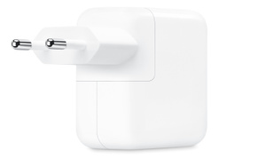  Imagem angulada do adaptador de energia com plugue de tomada tipo C.
