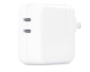  35 瓦双 USB-C 端口电源适配器能让你轻松地同时为两部设备充电。