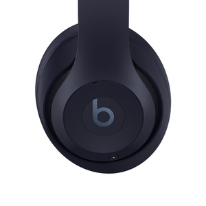 Audífonos inalámbricos Beats Studio Pro azul marino plegados para caber en el estuche incluido.
