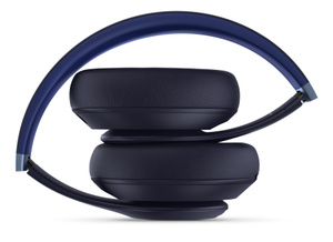 Audífonos inalámbricos Beats Studio Pro azul marino con los controles multifunción integrados.