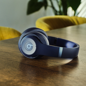 Audífonos inalámbricos Beats Studio Pro azul marino en una mesa.