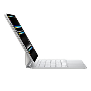 Parte lateral exterior de un iPad Pro con Magic Keyboard blanco, en posición horizontal e inclinado hacia atrás, con un puerto de carga cerca del pliegue y diseño flotante