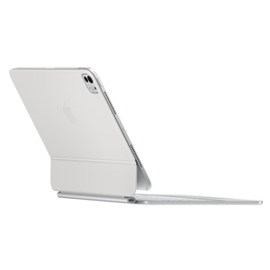 Parte posterior exterior de un Magic Keyboard blanco, con un orificio para la cámara del iPad, un puerto de carga cerca del pliegue y el logo de Apple en el centro