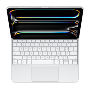 白色妙控键盘与 iPad Pro 相连，展示灰色键帽文字的白色按键、呈倒 T 形排列的方向键、整排功能键和内置触控板。