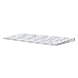 Imagen en ángulo de un Magic Keyboard con teclas blancas y estructura de aluminio color plata en la que se aprecia la ligera pendiente del teclado