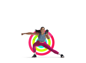 Integrante del equipo de entrenadores de Apple Fitness+ hace un desplante lateral, con un brazo flexionado sostiene una mancuerna y tiene el otro brazo estirado, frente a los círculos de Actividad completados
