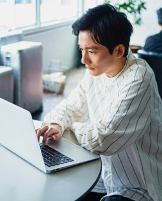 一个人在笔记本电脑上输入。