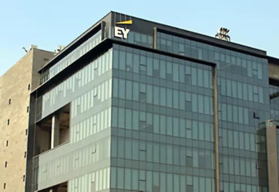 带有 EY 徽标的建筑物